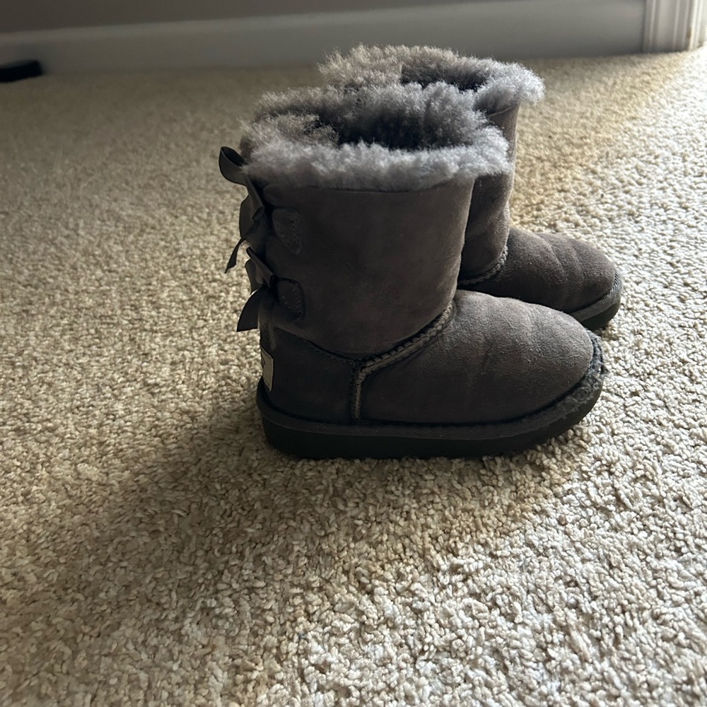 Toddler girl ugg boots with bows, size 8, gray